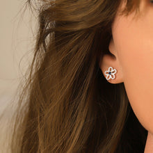 Charger l&#39;image dans la galerie, BOUCLES D&#39;OREILLES Dame fleur +pierre bleue ARGENT
