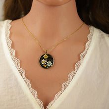 Charger l&#39;image dans la galerie, COLLIER Femme ACIER DORE STELLA MIA RESINE NOIRE FLEUR
