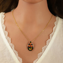 Charger l&#39;image dans la galerie, COLLIER Dame goutte résine noire et rouge ACIER DORE INOXYDABLE STELLA MIA
