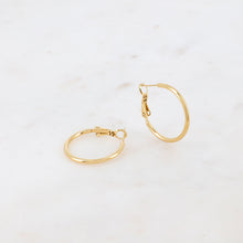 Charger l&#39;image dans la galerie, BOUCLES D&#39;OREILLES Dame Créoles moyennes à cliquet acier doré
