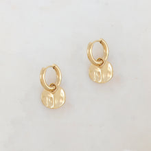 Charger l&#39;image dans la galerie, BOUCLES D&#39;OREILLES Dame créoles avec pampilles rondes ondulées acier doré IKITA
