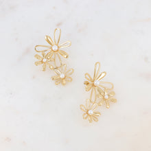 Charger l&#39;image dans la galerie, BOUCLES D&#39;OREILLES Dame fleurs ajourées BOHM

