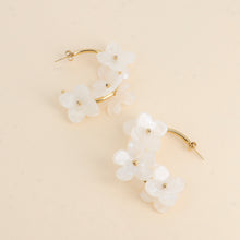 Charger l&#39;image dans la galerie, BOUCLES D&#39;OREILLES Dame créole fleurs blanches BOHM
