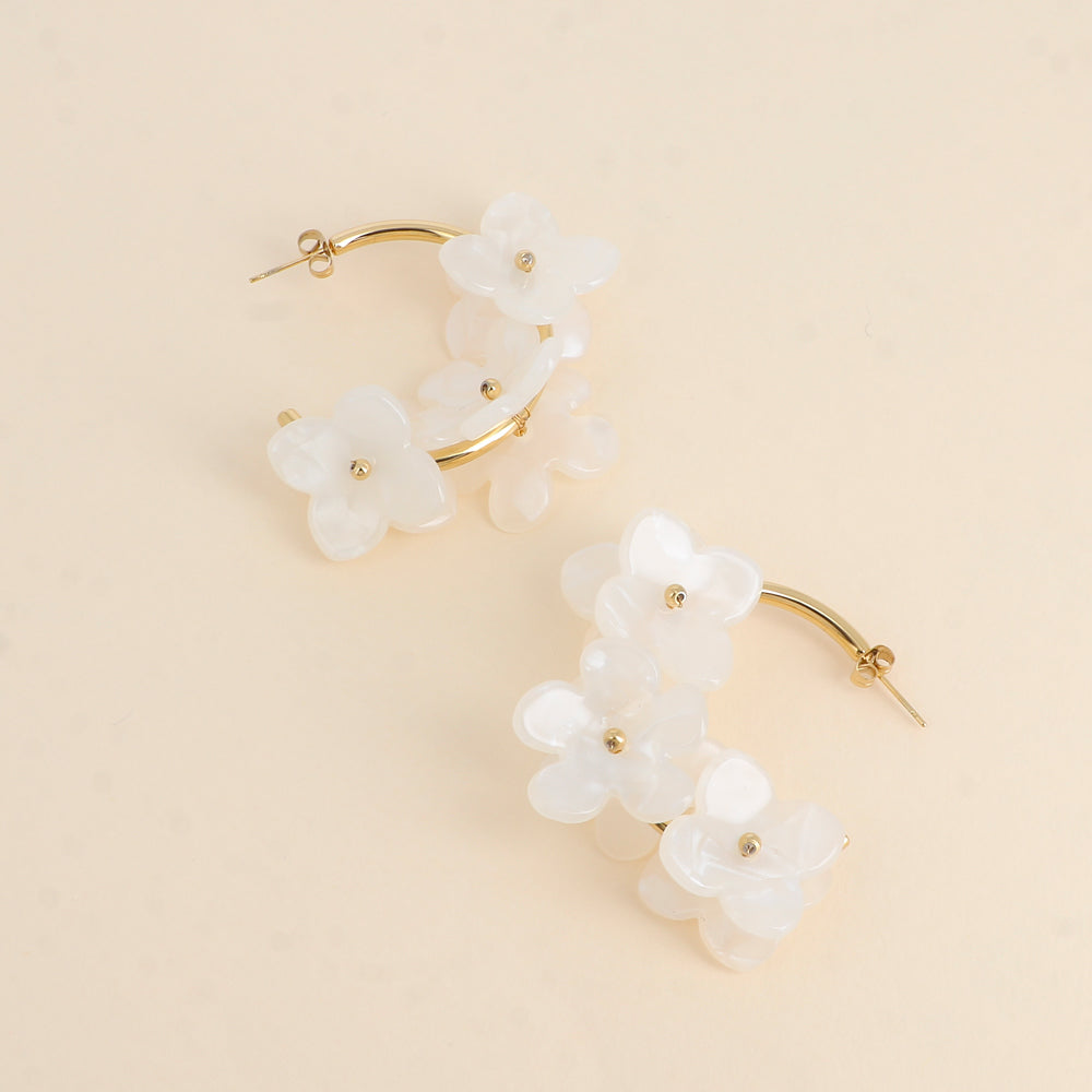 BOUCLES D'OREILLES Dame créole fleurs blanches BOHM