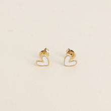 Charger l&#39;image dans la galerie, BOUCLES D&#39;OREILLES Dame puces forme coeur émail blanc BOHM
