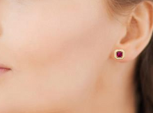 Charger l&#39;image dans la galerie, BOUCLES D&#39;OREILLES Dame puces carrées pierres rouges
