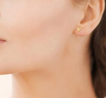 Charger l&#39;image dans la galerie, BOUCLES D&#39;OREILLES Dame PUCES forme en V PLAQUE OR
