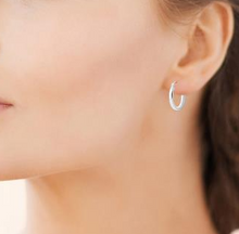 Charger l&#39;image dans la galerie, BOUCLES D&#39;OREILLES Dame CREOLES avec oxydes de zirconium 10 mm
