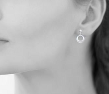 Charger l&#39;image dans la galerie, BOUCLES D&#39;OREILLES Dame pendantes cercles ARGENT
