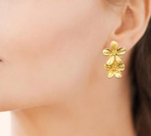 Charger l&#39;image dans la galerie, BOUCLES D&#39;OREILLES Dames pendantes  FLEURS ACIER DORE
