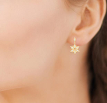 Charger l&#39;image dans la galerie, BOUCLES D&#39;OREILLES Dame pendantes ETOILES empierrées  PLAQUE  OR
