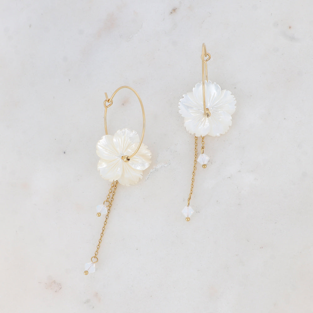 CRÉOLES BOHM 2,5CM - FLEUR NACRÉE ET CHAÎNES AVEC CRISTAUX